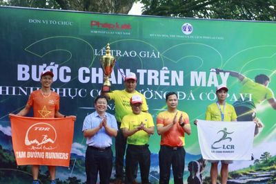 Trao giải cho vận động viên xuất sắc tại Giải leo núi 'Bước chân trên mây - Chinh phục con đường đá cổ Pa Vi'