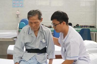 Tuổi già ở TPHCM: Sáng chờ lấy thuốc, chiều tập phục hồi