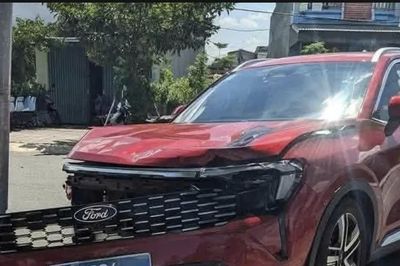 Va chạm với ô tô biển xanh, người đàn ông đi xe máy tử vong