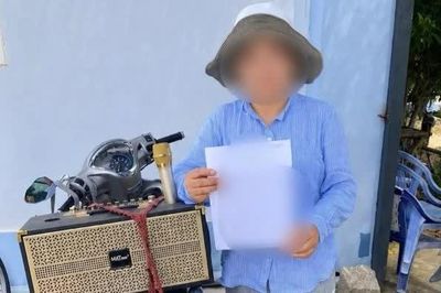 Người phụ nữ chở loa đi khắp làng đòi khoản nợ 100 triệu đồng