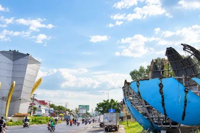 Tháo dỡ quả cầu thép 18 tấn ở cổng chào