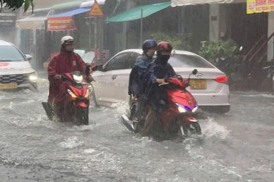 Mưa chiều cuối tuần, nhiều tuyến đường TPHCM lại ngập