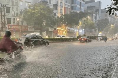 Mưa lớn từ Hà Tĩnh đến TP. Huế, Hà Nội cảnh báo dông lốc