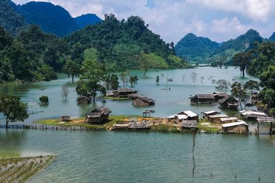 'Vịnh trên núi' xanh mát cách Hà Nội 220km, khách ngồi thuyền đi tham quan