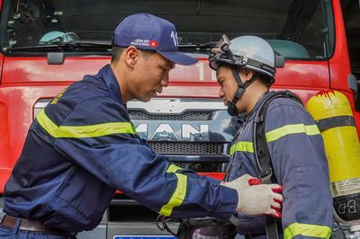 Cảnh sát PCCC kể khoảnh khắc lao vào căn nhà mịt mùng khói lửa cứu người mắc kẹt