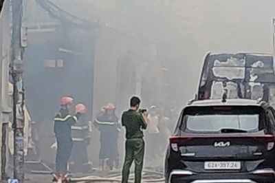 TPHCM: Cháy lớn tại công ty sản xuất ghế văn phòng, khói đen bốc cao hàng chục mét