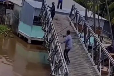 Thót tim cảnh di dời nhịp cầu khi 2 người đàn ông vẫn 'lơ lửng' ở trên