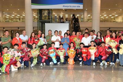 Asiad bế mạc, tuyển cầu mây Việt Nam được chào đón ngày về nước