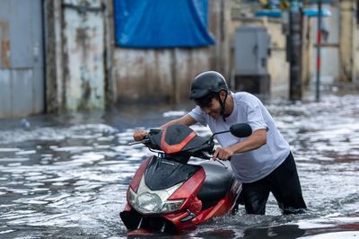 TPHCM ngập nặng sau mưa lớn: Loạt phương tiện chết máy, nước tràn vào cả xe buýt