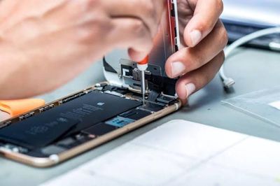 Chi phí sửa chữa smartphone cao cấp Android có rẻ hơn iPhone?