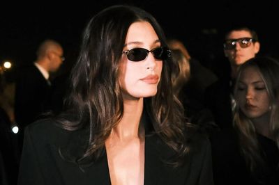 Hailey Bieber đưa trào lưu diện đồ merch xuống phố Paris