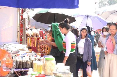 Rộn ràng phiên chợ vùng cao
