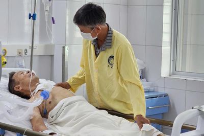 Bên giường bệnh...