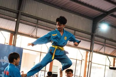 Hàng trăm học sinh Trường THPT Trần Phú tranh tài tại giải thể thao
