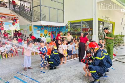 140 giáo viên, trẻ mầm non được trải nghiệm kỹ năng phòng cháy, chữa cháy
