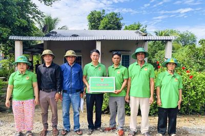 Hội Nông dân xã Tây Ninh Hòa bàn giao công trình “Ánh sáng an ninh” tại thôn Suối Sim