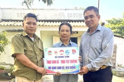 Xã Ninh Sơn trao sinh kế cho 22 hộ nghèo