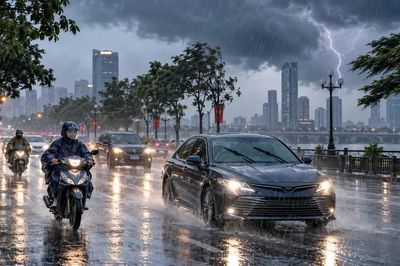 Mưa lớn, đường trơn: 7 điều tài xế ô tô và người đi xe máy cần nhớ