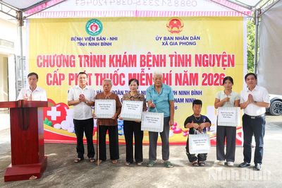 Bệnh viện Sản-Nhi tỉnh Ninh Bình khám bệnh tình nguyện, cấp phát thuốc miễn phí cho phụ nữ, trẻ em tại xã Gia Phong