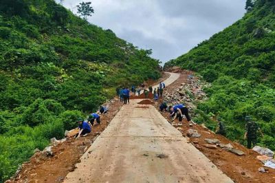 Quân dân phá đá mở đường vào 'khu dân cư 3 không' tại Lạng Sơn