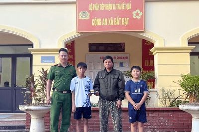 Việc làm đẹp của hai học sinh sau khi nhặt được điện thoại