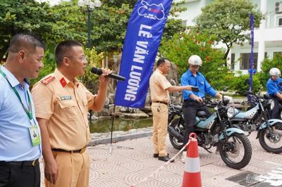 Gần 4.000 sinh viên Học viện Tài chính học kỹ năng lái xe an toàn