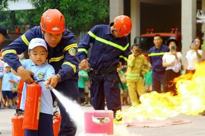Đại uý Hồ Đình Khánh nhiều lần dũng cảm cứu dân trong mưa bão