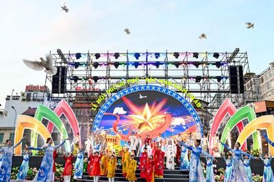 'Sắc màu năm châu' hội tụ bên hồ Hoàn Kiếm