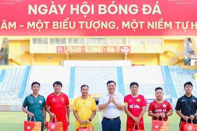 Cuộc hội ngộ giàu cảm xúc của những thế hệ cầu thủ Công an Hà Nội