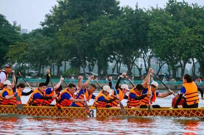 Mãn nhãn màn tranh tài Giải bơi chải thuyền rồng và ván SUP trên hồ Tây