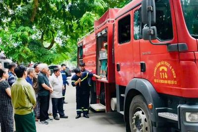 Người dân Khương Đình trải nghiệm, nâng cao kỹ năng phòng cháy, chữa cháy