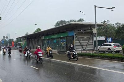 Hà Nội mưa dông, trời chuyển lạnh