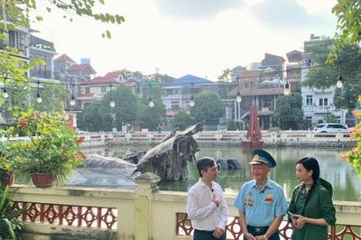 Bên hồ Hữu Tiệp, nghe người phi công kể chuyện trên bầu trời năm xưa