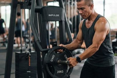 Nam giới tuổi 40 tập cơ ngực, khi nào nên tăng mức tạ?