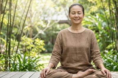 Dưỡng thân - tâm: Cách làm chủ cảm xúc tuổi 50