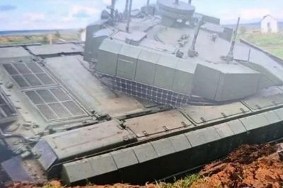 Xe tăng không người lái Shturm Nga mắc kẹt trong bùn khi đang trình diễn
