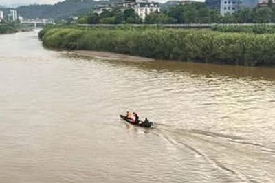Thuyền chở đoàn kiểm lâm chìm trên sông Hồng, một người mất tích