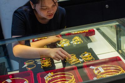 Người mua vàng lỗ nặng sau một tuần