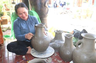 Du khách chạm tay vào di sản gốm Chăm Bàu Trúc