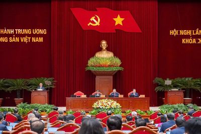 Xây dựng Đảng và hệ thống chính trị đủ sức lãnh đạo, tổ chức thực hiện các mục tiêu phát triển