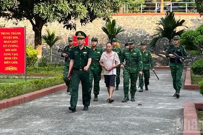 Khởi tố vụ án đường dây xuyên quốc gia đưa người vượt biên giới trái phép