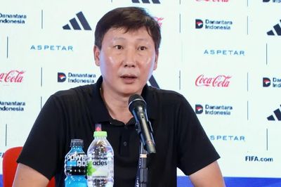 Huấn luyện viên Kim Sang Sik nhận trách nhiệm sau thất bại trước Malaysia