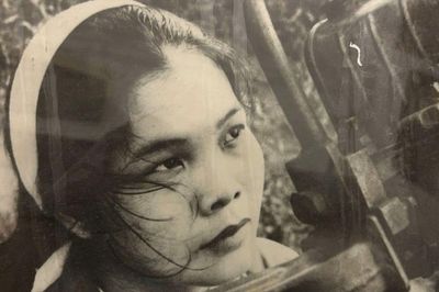 Nữ pháo thủ chít khăn tang kiên cường bên mâm pháo
