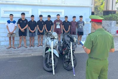 Khởi tố, bắt tạm giam 8 đối tượng dàn cảnh dùng kiếm cướp xe mô tô