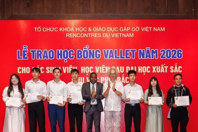 Sinh viên Phân hiệu ĐH Thái Nguyên tại tỉnh Lào Cai vinh dự nhận học bổng Vallet