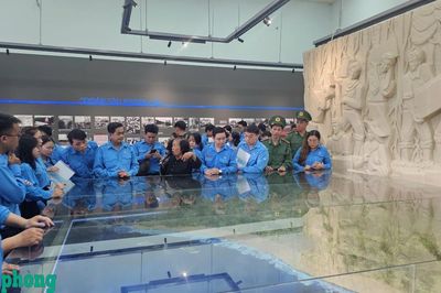Tuổi trẻ hướng về biên giới, biển, đảo