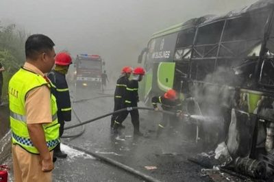 Xe khách cháy rụi tại Lào Cai