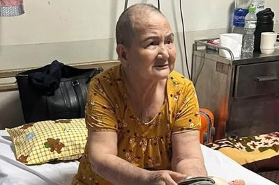 Làm mất tiền chữa bệnh, cụ bà vỡ òa vì người nhặt được 'khổ hơn mình' vẫn tìm cách trả lại