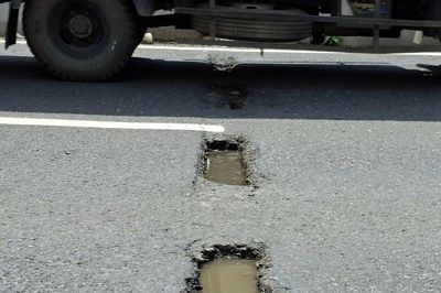Mặt đường hầm chui dài 455m xuất hiện nhiều ổ gà, tài xế thót tim phanh gấp