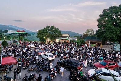 Khách đi từ nửa đêm chờ săn biển mây ở Ba Vì, đường có lúc 'tắc như giờ tan tầm'